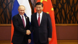 Πούτιν και Σι σφίγγουν τα χέρια στο Πεκίνο