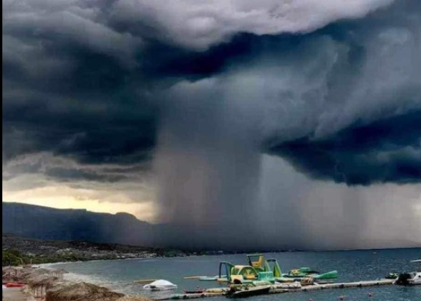 Καταρράκτης... στον ουρανό των Αγίων Θεοδώρων - Συγκλονιστική φωτογραφία