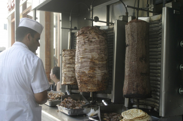 Δεσμεύτηκαν 1.170 κιλά κεμπάπ σε επιχείρηση