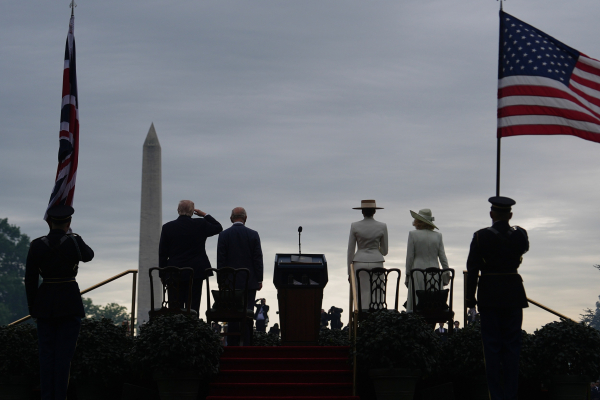 Στα καλύτερά τους Τραμπ και βασιλιάς Κάρολος - Στρατιωτικές τιμές και προσωπικές «αποκαλύψεις» (Εικόνες και βίντεο)