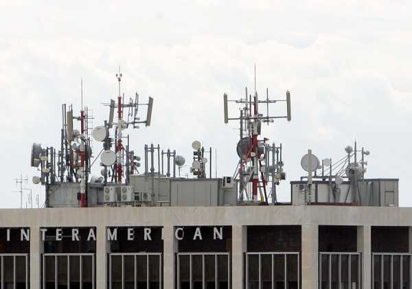 Online η ακτινοβολία που εκπέμπουν οι κεραίες κινητής τηλεφωνίας