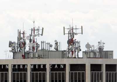 Online η ακτινοβολία που εκπέμπουν οι κεραίες κινητής τηλεφωνίας