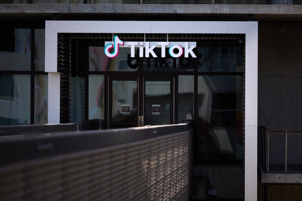 Στους «εκλεκτούς» του Τραμπ το TikTok US - Μερίδιο αποκτά και η βασιλική οικογένεια του Άμπου Ντάμπι