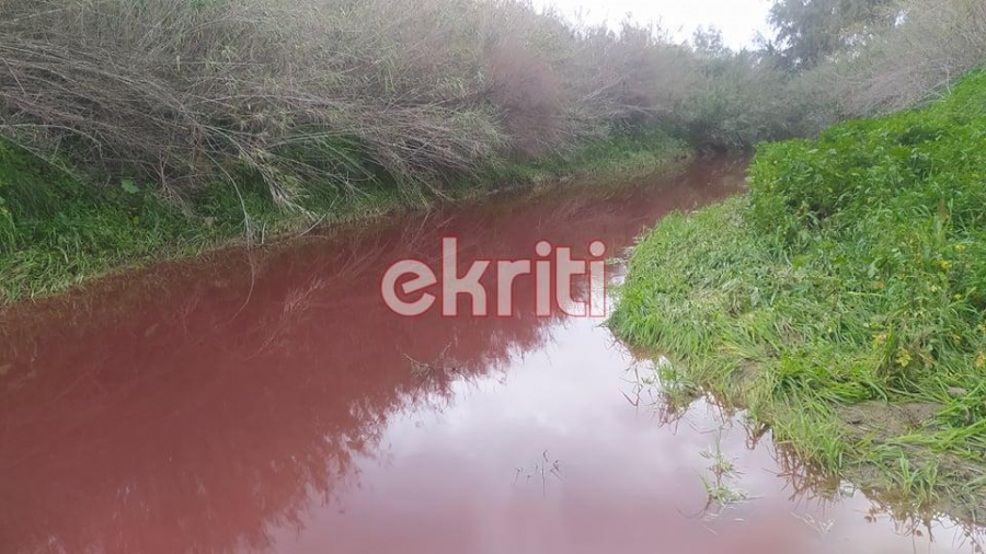 Ποταμός στην Κρήτη βάφτηκε κόκκινος: Κάτοικοι αναφέρουν πως μυρίζει... αίμα