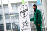 Η Bayer κόβει 12.000 θέσεις εργασίας