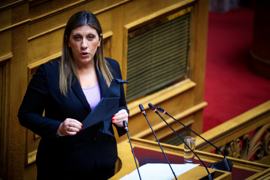 Η Κωνσταντοπούλου και το κοράκι στο βήμα της Βουλής (Εικόνες)