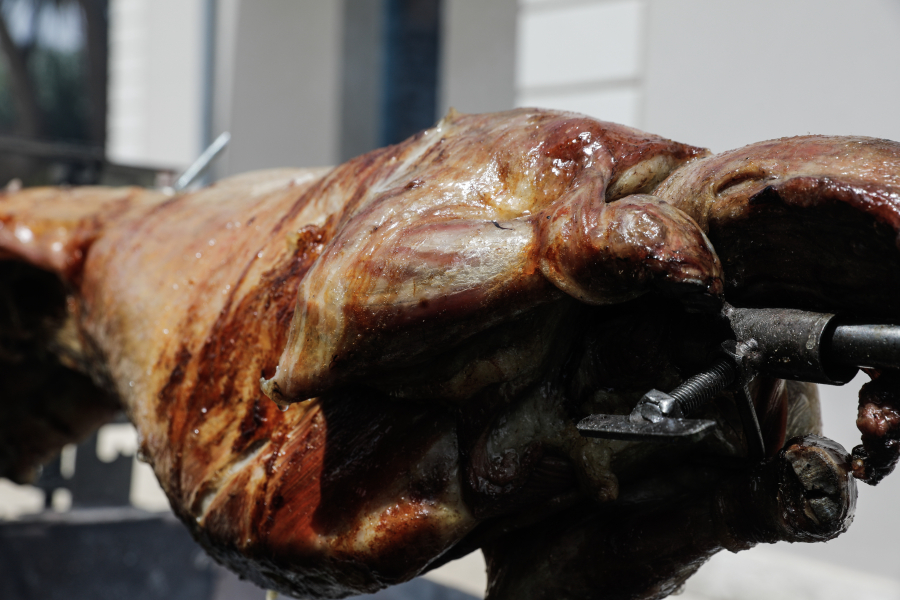 Οβελίας: Πότε... ξέρουμε ότι ψήθηκε το αρνί και πόσο διατηρείται το κρέας στο ψυγείο