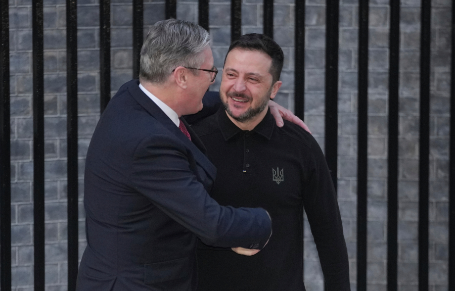 Στο Λονδίνο ο Ζελένσκι: Η όλο νόημα κίνηση Στάρμερ όταν τον υποδέχθηκε (βίντεο)