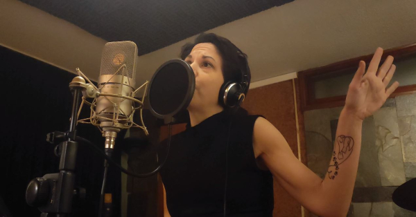 Η «ανεξάρτητη» Μπακαδήμα τραγουδά «Όταν σου χορεύω» (βίντεο)