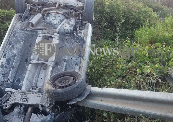 Αυτοκίνητο καρφώθηκε ανάποδα σε μπάρα στα Χανιά (pic& vid)