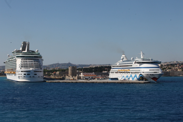 Καρχαρίας «κόβει βόλτες» στις παραλίες της Ρόδου