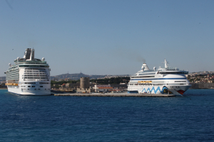 Καρχαρίας «κόβει βόλτες» στις παραλίες της Ρόδου