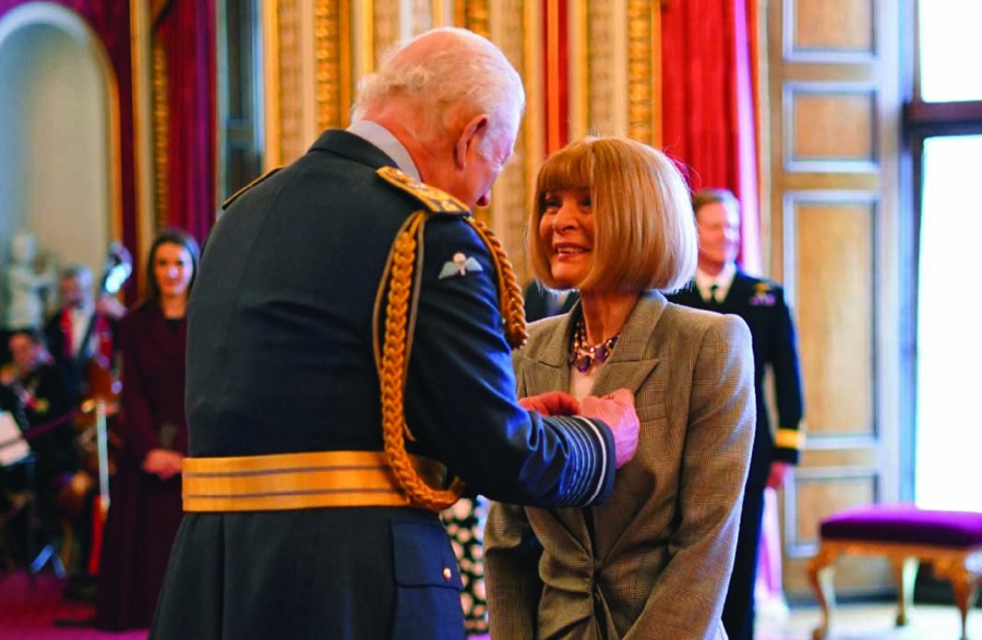 Η Άννα Γουίντουρ αποχωρίστηκε τα γυαλιά ηλίου, για τον βασιλιά Κάρολο