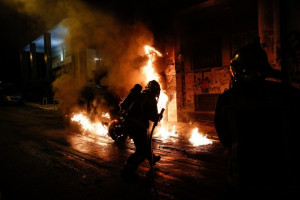 Επίθεση κουκουλοφόρων με μολότοφ εναντίον ΜΑΤ στη Θεσσαλονίκη
