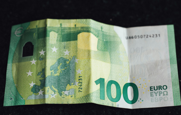 Επίδομα 100 ευρώ: Η ώρα της πληρωμής, πότε καταβάλλεται