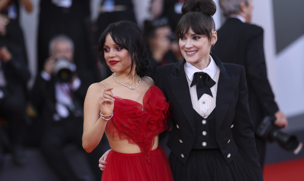 Η Γουινόνα Ράιντερ μπαίνει στην 3η σεζόν του Wednesday: Ξεκίνησαν τα γυρίσματα