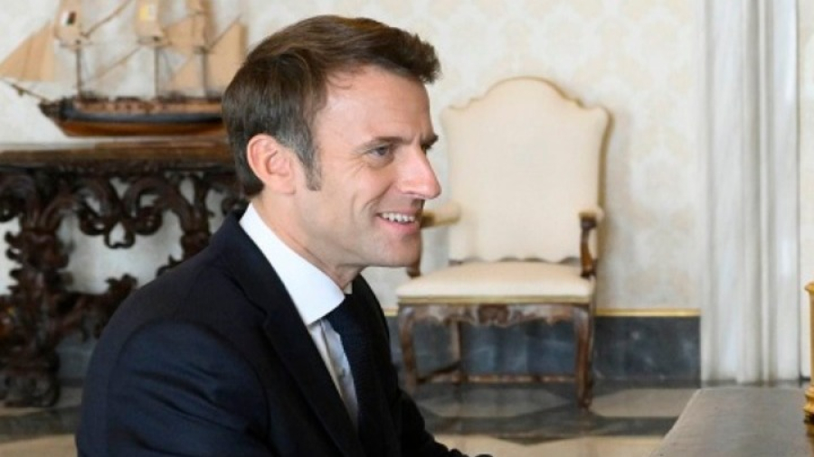 «Στριμώχνεται» ο Μακρόν, «Τα σχόλιά του είναι άσχετα και ντροπιαστικά»