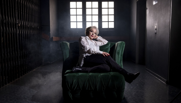 «Βραδιάζει... Μια ροκ σταρ εξομολογείται»: H Τάνια Τσανακλίδου επιστρέφει στο θεατρικό σανίδι