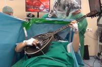 Θεσσαλονίκη: Έπαιζε μπουζούκι την ώρα που έκανε επέμβαση στον εγκέφαλο - Συγκλονιστικό βίντεο