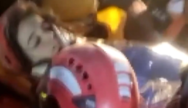 Σεισμός στην Τουρκία: Συγκλονιστικό βίντεο, 10χρονο κορίτσι βγήκε ζωντανό μετά από 185 ώρες