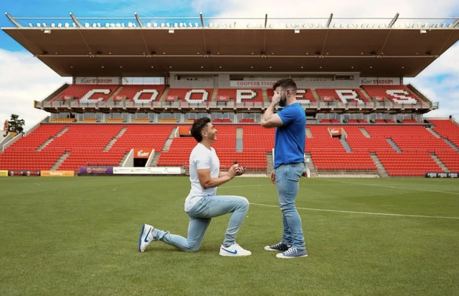 Πρόταση γάμου μέσα στο γήπεδο από τον πρώτο εν ενεργεία γκέι ποδοσφαιριστή