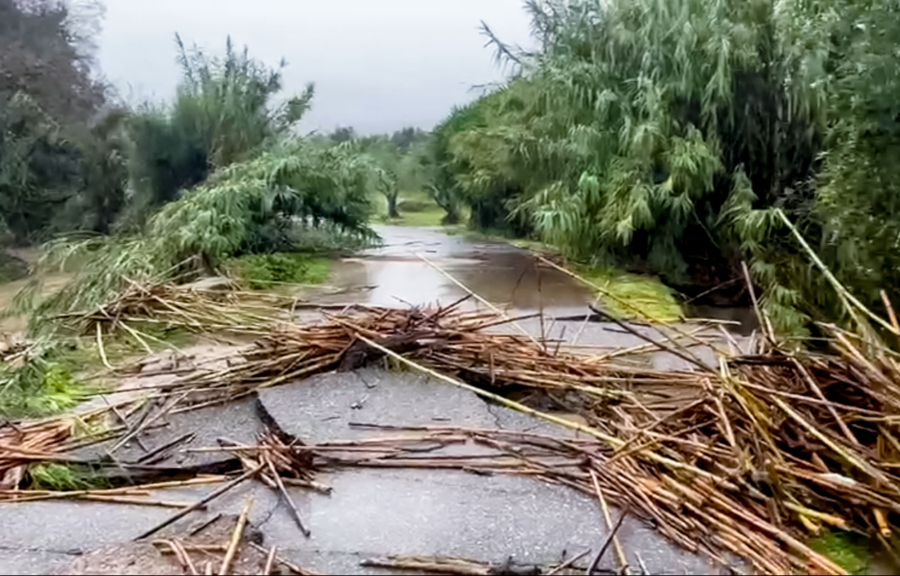Kακοκαιρία Byron: Υπερχείλισε ο ποταμός Ενιπέας - Μήνυμα από το 112
