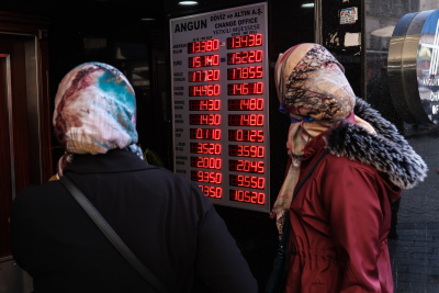 Τουρκία: Η λίρα υποχώρησε σε χαμηλό ρεκόρ μετά τον σεισμό, «βουτιά» και οι μετοχές