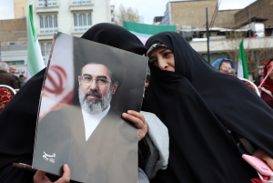 Μοτζταμπά Χαμενεΐ: Εγκλήματα πολέμου στο Ιράν από τις ΗΠΑ και το Ισραήλ