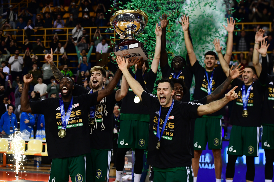 Κώστας Σλούκας η αποθέωση: Εκστασιασμένος, τραγούδησε τον ύμνο του Παναθηναϊκού (video)