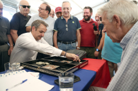 Ελληνικός καφές και τάβλι στη Νέα Σμύρνη για τον Μητσοτάκη