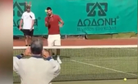 Επικός Τζόκοβιτς: Έπαιξε τένις με... τηγάνι στο Καβούρι (Βίντεο)