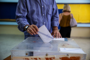 Poll Shows Mitsotakis Under Pressure as Samaras Gains Traction Among Right-Wing Voters
