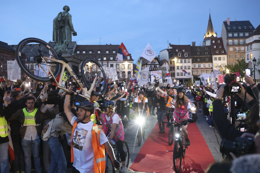 Σέρβοι φοιτητές διανύουν εκατοντάδες χιλιόμετρα με ποδήλατο και χτυπούν την «πόρτα» της ΕΕ