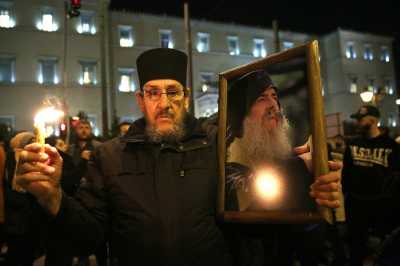 Ένταση έξω από τη Βουλή με υποστηρικτές μοναχών της Μονής Εσφιγμένου