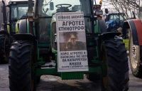 Με αυτοσχέδια χριστουγεννιάτικα ρεβεγιόν οι αγρότες στα μπλόκα - Πότε το επόμενο καθοριστικό ραντεβού