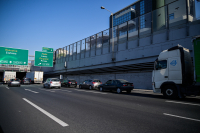 Τροχαίο με νταλίκα που μετέφερε αυτοκίνητα στην Αττική Οδό - Αποκαταστάθηκε η κυκλοφορία