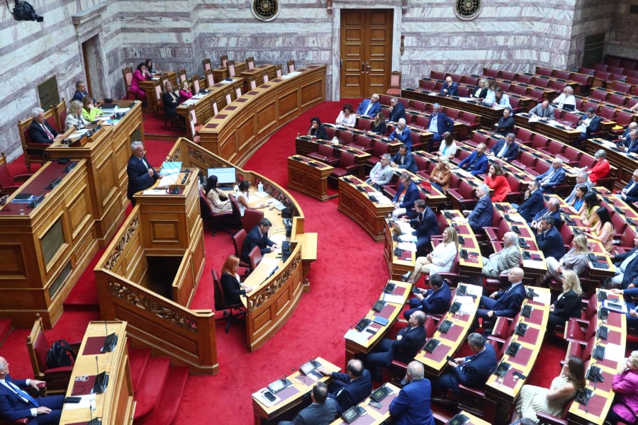 Χυδαιότητες Φλωρίδη στη Βουλή με στόχο την αλλαγή ατζέντας - Οργισμένη η αντιπολίτευση - Στο βήμα ο Βορίδης