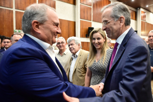 Οι βολές Καραμανλή - Σαμαρά, τα σενάρια νέου κόμματος και το κυνήγι των «γαλάζιων» βουλευτών