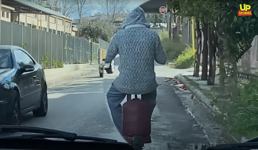 Απίστευτο αλλά αληθινό: Άνθρωπος «κινούμενη βόμβα» κινείται με ηλεκτρικό πατίνι ανάποδα στον Κηφισό, κάθεται πάνω σε... μπουκάλα υγραερίου