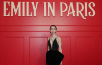 «Emily in Paris»: Ξεκινούν τα γυρίσματα στη Μύκονο – Οι πρώτες εικόνες από την παραγωγή