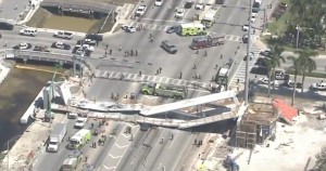Γέφυρα κατέρρευσε και καταπλάκωσε αυτοκίνητα - Δεκάδες άνθρωποι εγκλωβισμένοι (pics+vid)