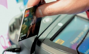 Με μια απίστευτη απάτη κατάφερνε καταστήματα να του επιστρέφουν «διπλες» χρεώσεις