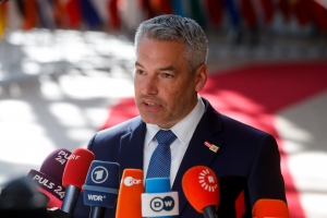 Οργή στην Αυστρία για τον καγκελάριο Νεχάμερ - Πως έμπλεξε τον πληθωρισμό με το αλκοόλ και τα ψυχοφάρμακα