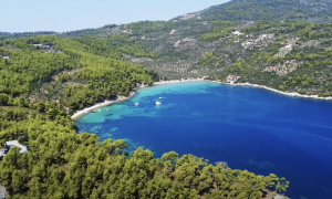 Το πιο ήρεμο νησί του Αιγαίου – Διακοπές σε μια καταπράσινη όαση