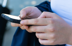 Έρευνες δείχνουν ότι οι άνθρωποι που γράφουν λίστες και οι άνθρωποι που χρησιμοποιούν εφαρμογές επεξεργάζονται ολόκληρη την ημέρα τους διαφορετικά