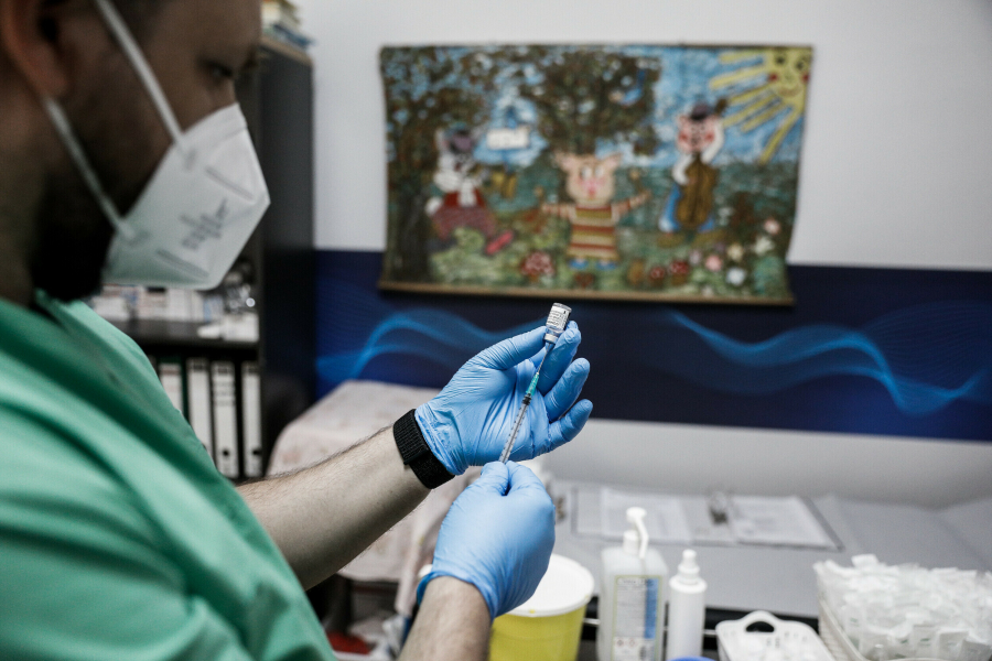 Βροχή τα SMS για ακυρώσεις εμβολιασμών