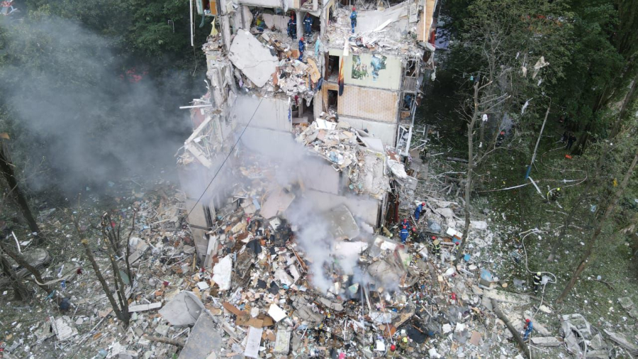 Ρωσικό σφυροκόπημα στο Κίεβο, παρά τις απειλές Τραμπ: «Ο Πούτιν το κάνει επίτηδες»