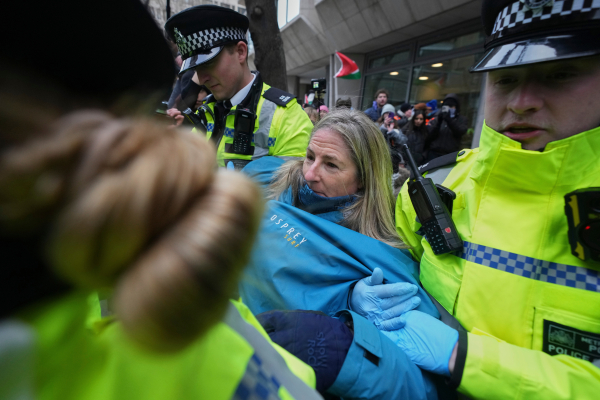 Το δικαίωμα στη διαδήλωση υφίσταται «επίθεση» στη Βρετανία (HRW)