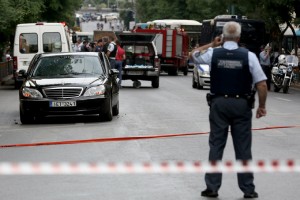Σοκάρουν οι φωτογραφίες από το αυτοκίνητο του Παπαδήμου μετά την έκρηξη του «τρομοδέματος»