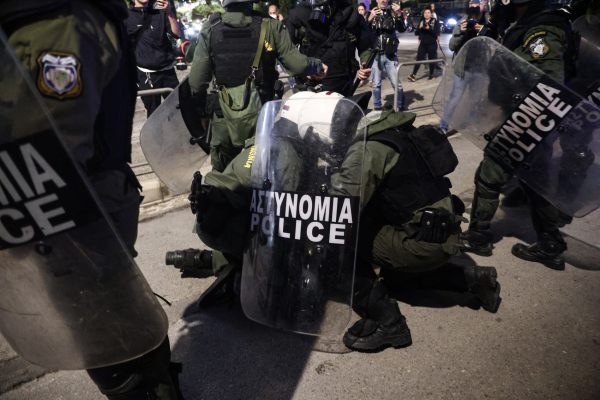 Πορεία για την Παλαιστίνη: 19 προσαγωγές στα επεισόδια έξω από την πρεσβεία του Ισραήλ (Εικόνες και βίντεο)